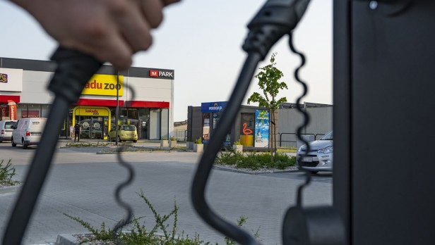 LCP Properties podpisuje umowy z Pure City na instalację  80 stacji ładowania samochodów elektrycznych na terenach swoich M Parków